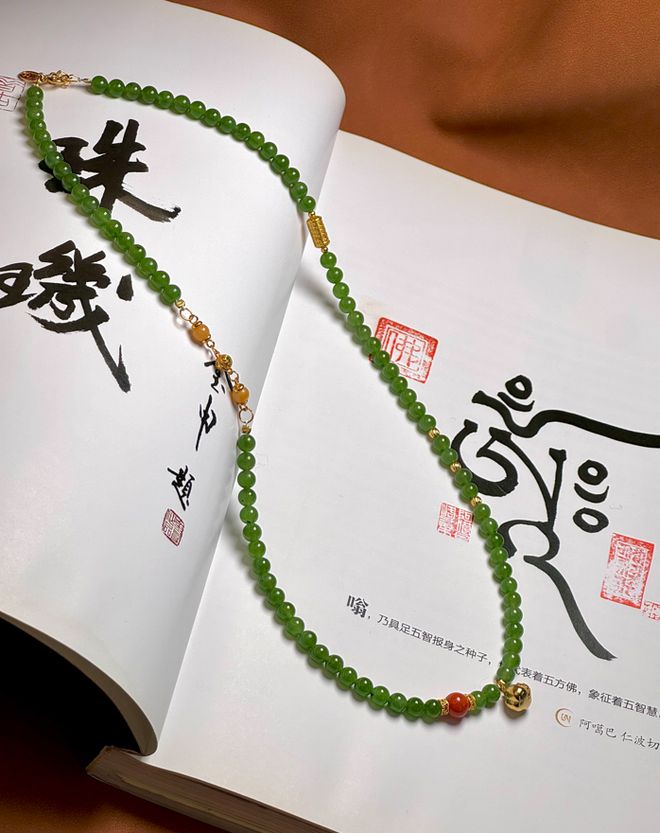 玉上新戴十年不过时的东方高级感开元棋牌三月不撞款｜这波春色碧(图9)