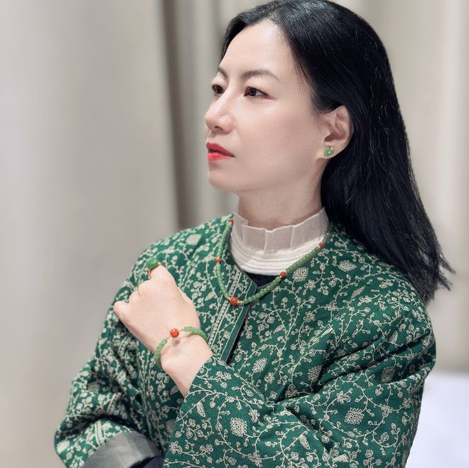 玉上新戴十年不过时的东方高级感开元棋牌三月不撞款｜这波春色碧(图12)