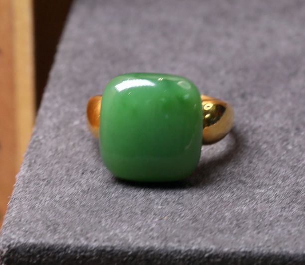 玉上新戴十年不过时的东方高级感开元棋牌三月不撞款｜这波春色碧(图42)