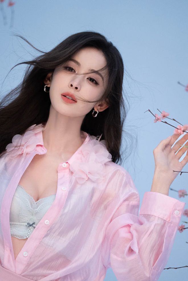 ：透视国风齐爆娜扎虞书欣美学霸屏！开元棋牌app三月女星造型巅峰战(图8)