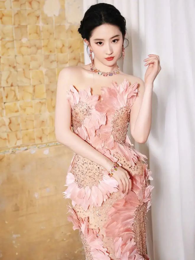 ：透视国风齐爆娜扎虞书欣美学霸屏！开元棋牌app三月女星造型巅峰战(图2)