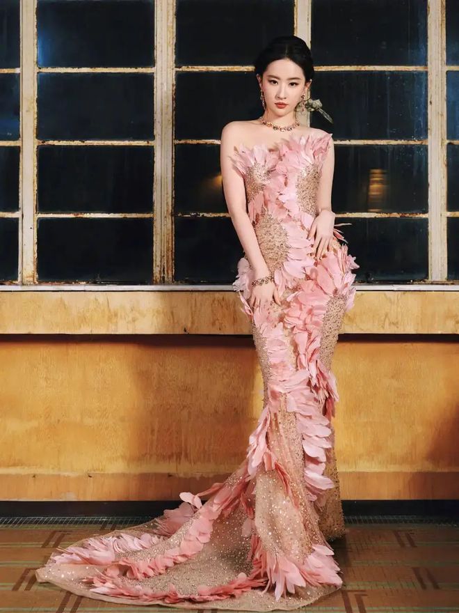 ：透视国风齐爆娜扎虞书欣美学霸屏！开元棋牌app三月女星造型巅峰战(图11)