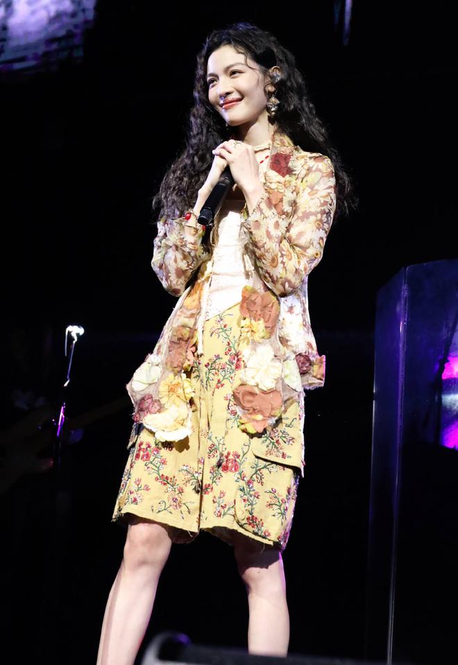 ：透视国风齐爆娜扎虞书欣美学霸屏！开元棋牌app三月女星造型巅峰战(图21)