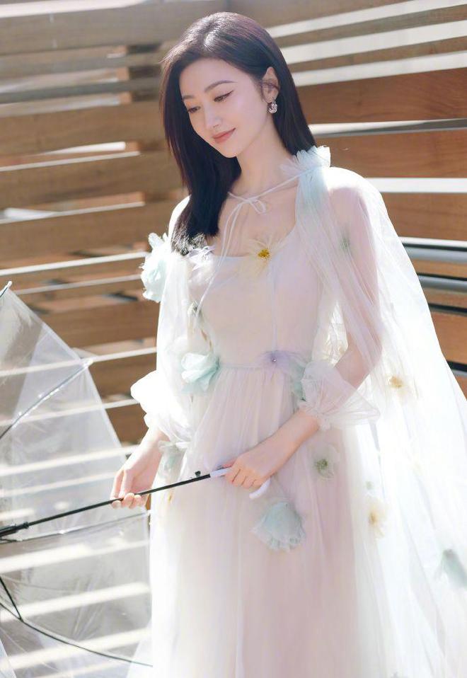 ：透视国风齐爆娜扎虞书欣美学霸屏！开元棋牌app三月女星造型巅峰战(图23)