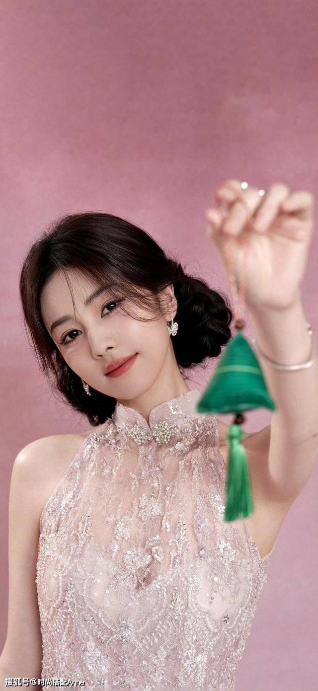写真粉色蕾丝旗袍优雅迷人开元棋牌白鹿端午节时尚(图4)