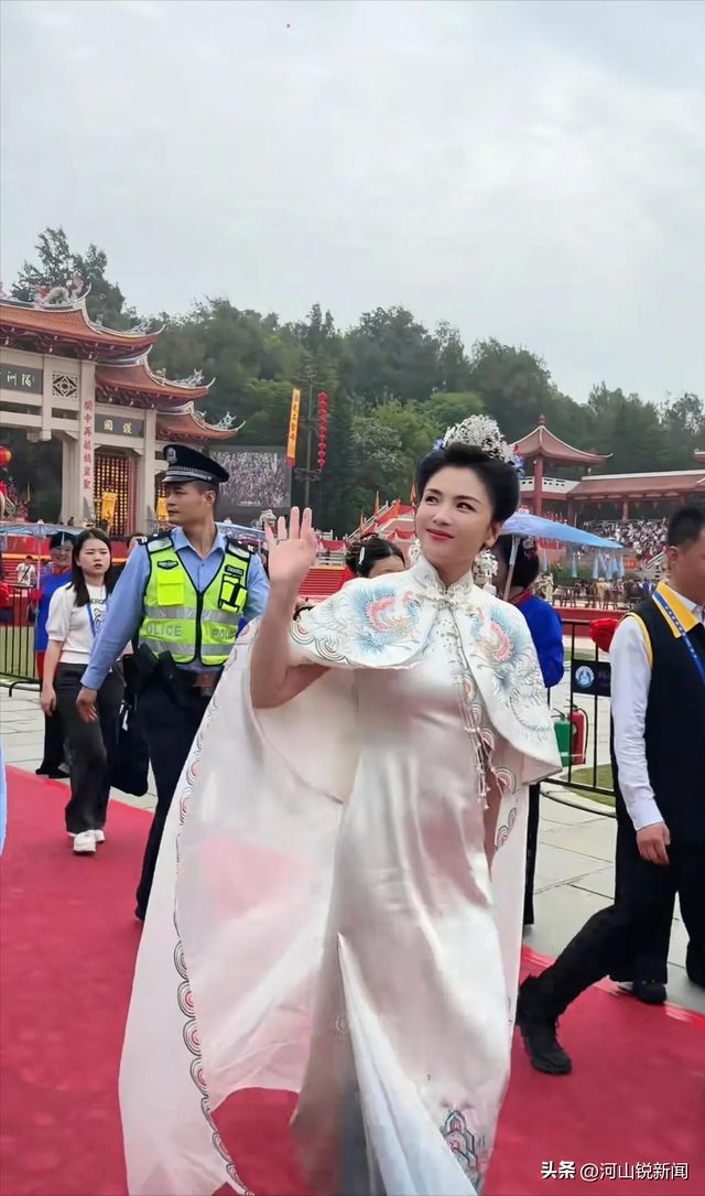 上升！两杠三星护航身边数十位商界大佬开元棋牌app刘涛一到福建咖位自动(图3)