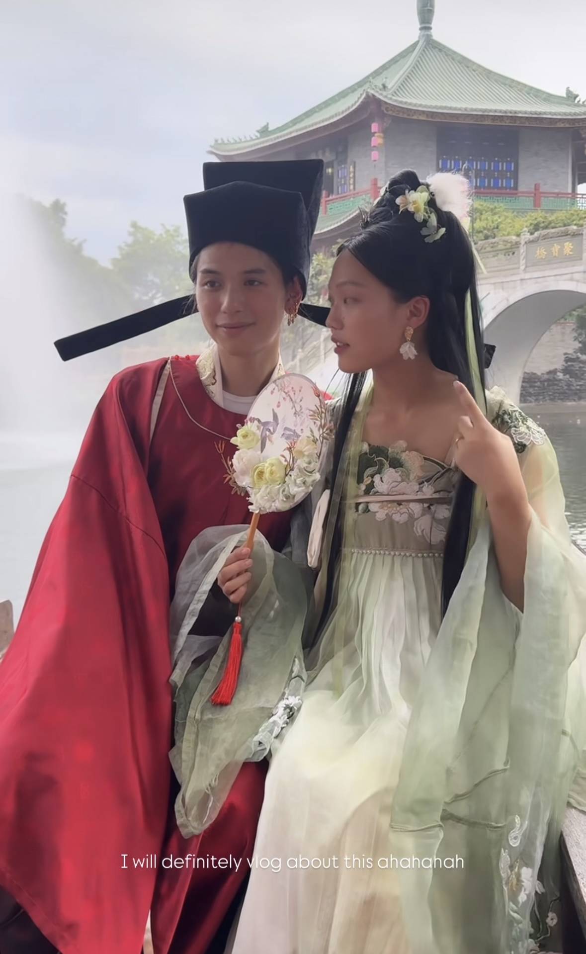 丈夫戴耳环长相秀气很像母亲吴婉芳开元棋牌app孙女与丈夫拍古装照(图2)