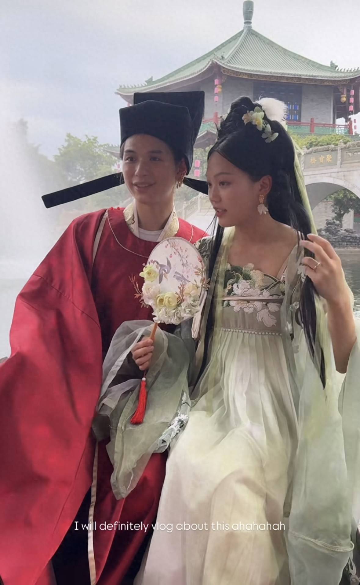 丈夫戴耳环长相秀气很像母亲吴婉芳开元棋牌app孙女与丈夫拍古装照(图4)