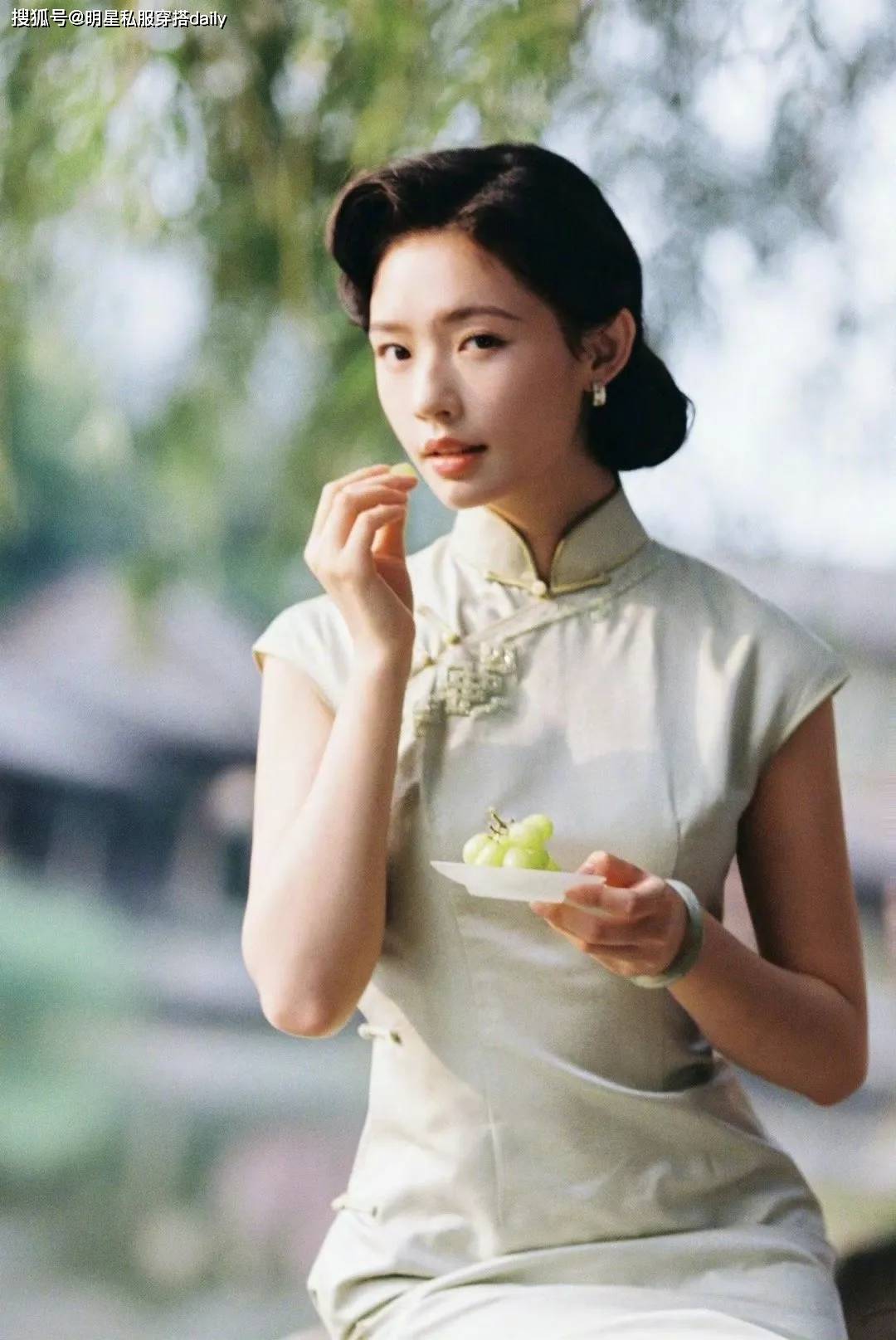 美到！穿旗袍扎复古盘发美成民国名媛开元棋牌被林允的“茉莉青提”造型(图4)