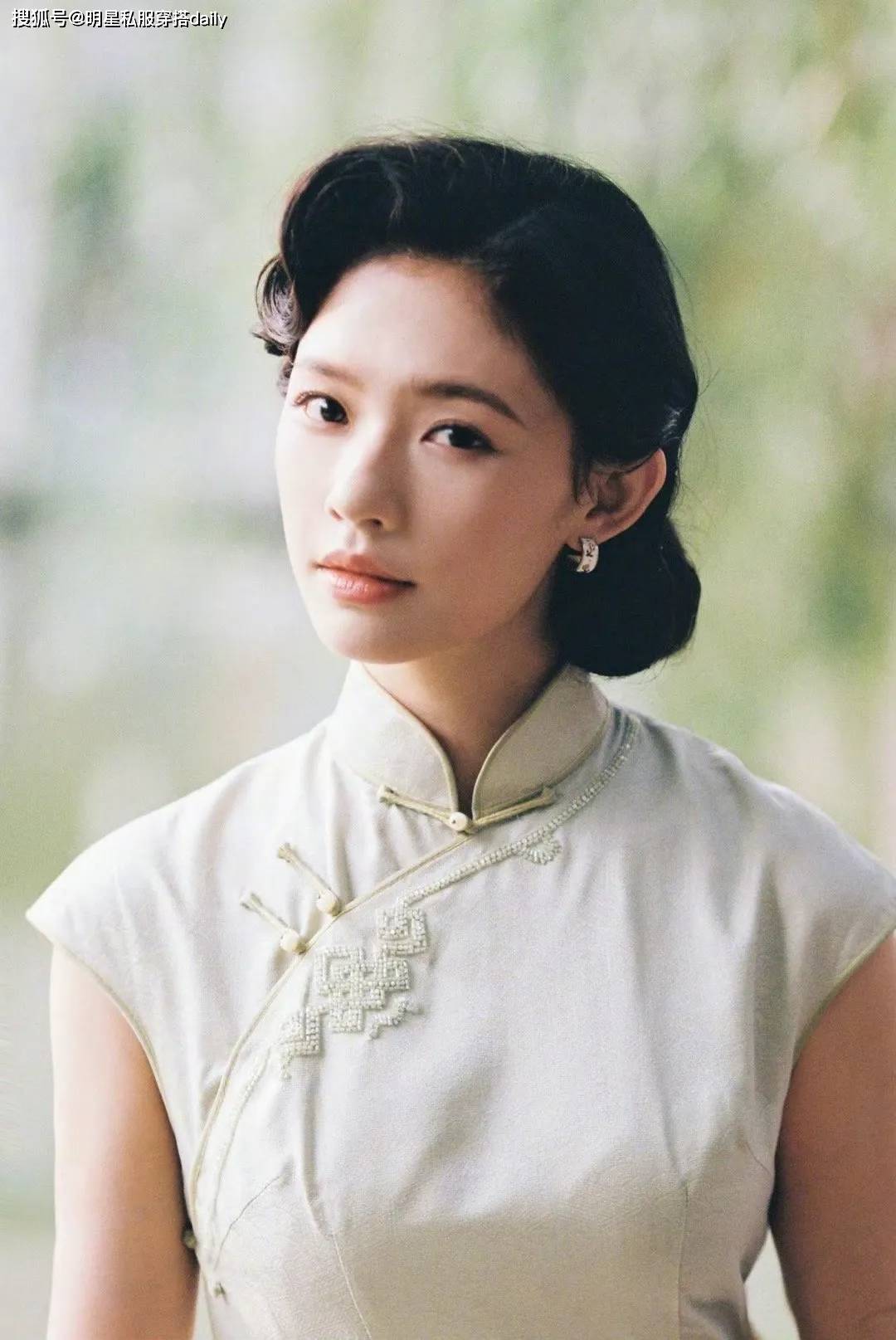 美到！穿旗袍扎复古盘发美成民国名媛开元棋牌被林允的“茉莉青提”造型(图5)