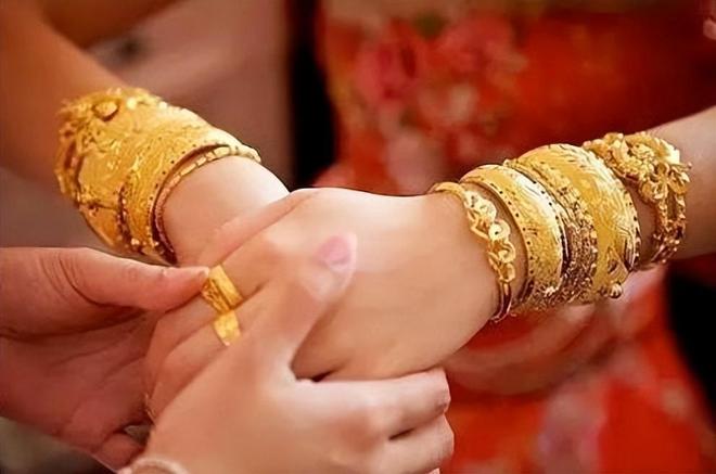 金价翻3倍三金成难题不是不想是结不起开元棋牌app难怪大家不结婚！5年(图2)