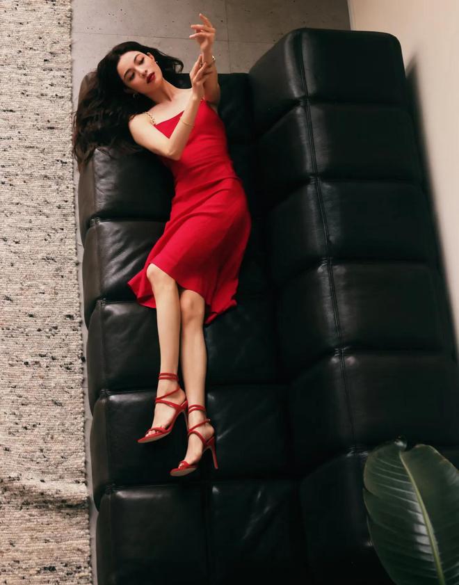 提气质哦眼睛里仿佛带着小“钩子开元ky棋牌钟楚曦明艳的穿搭很(图2)